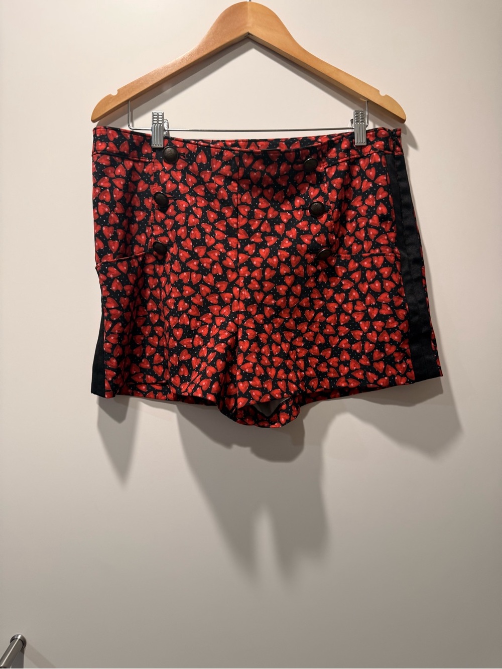 Colleen Atwood Alice through the looking glass High-Waist Red Heart print short